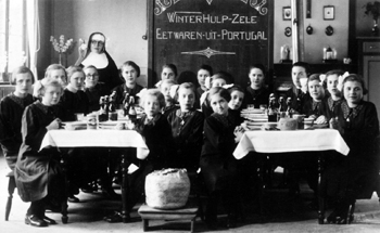 Foto van een actie van Winterhulp in 1942 voor de weeskinderen